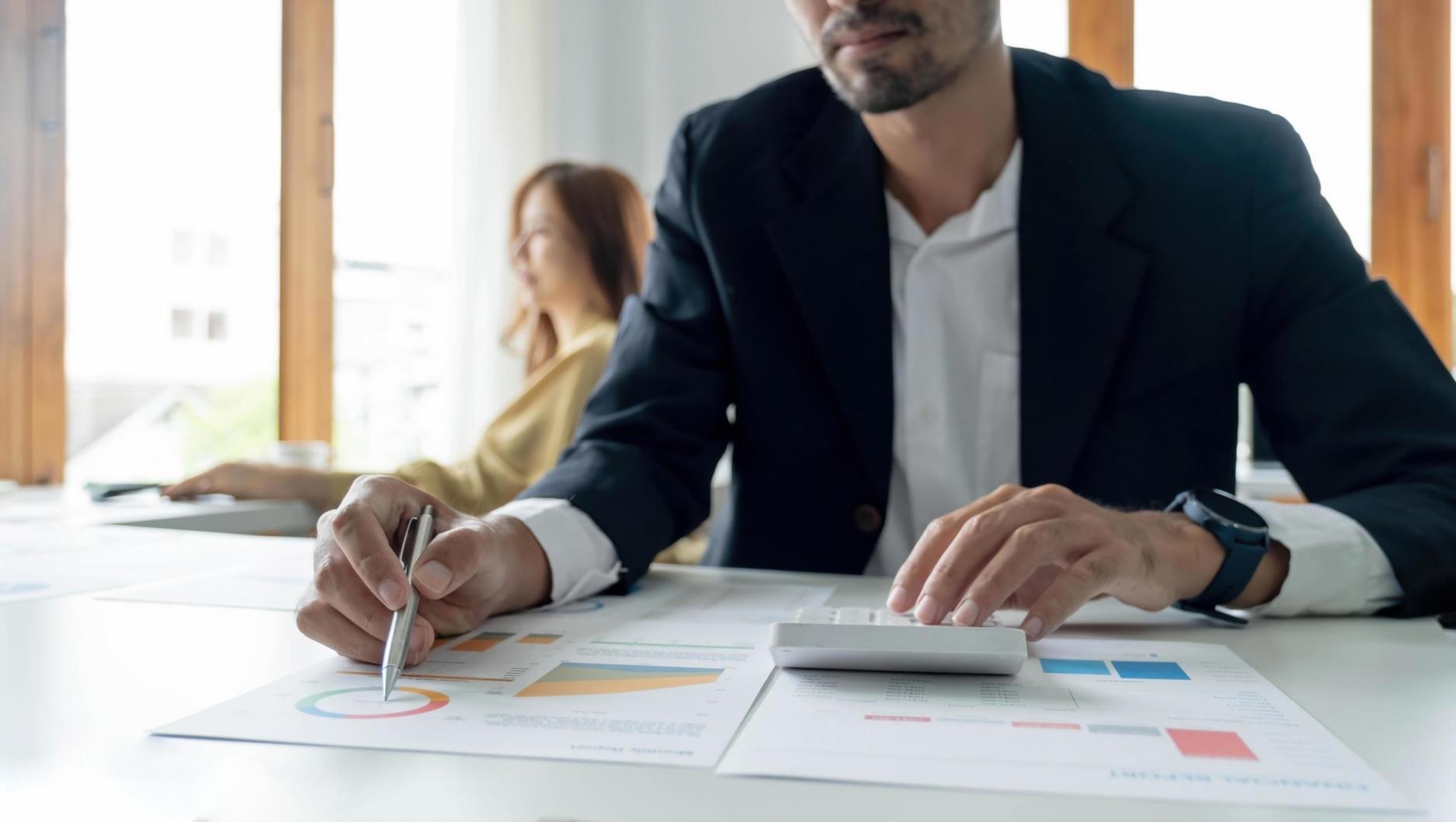 Análisis de gráficos financieros y datos económicos